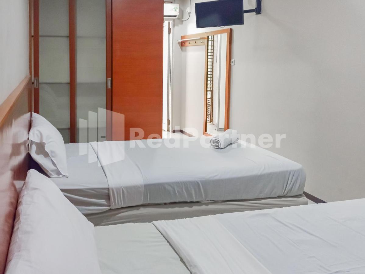 Sang Surya Guesthouse Syariah Near Rs Hasan Sadikin Mitra Reddoorz Bandung Exteriör bild